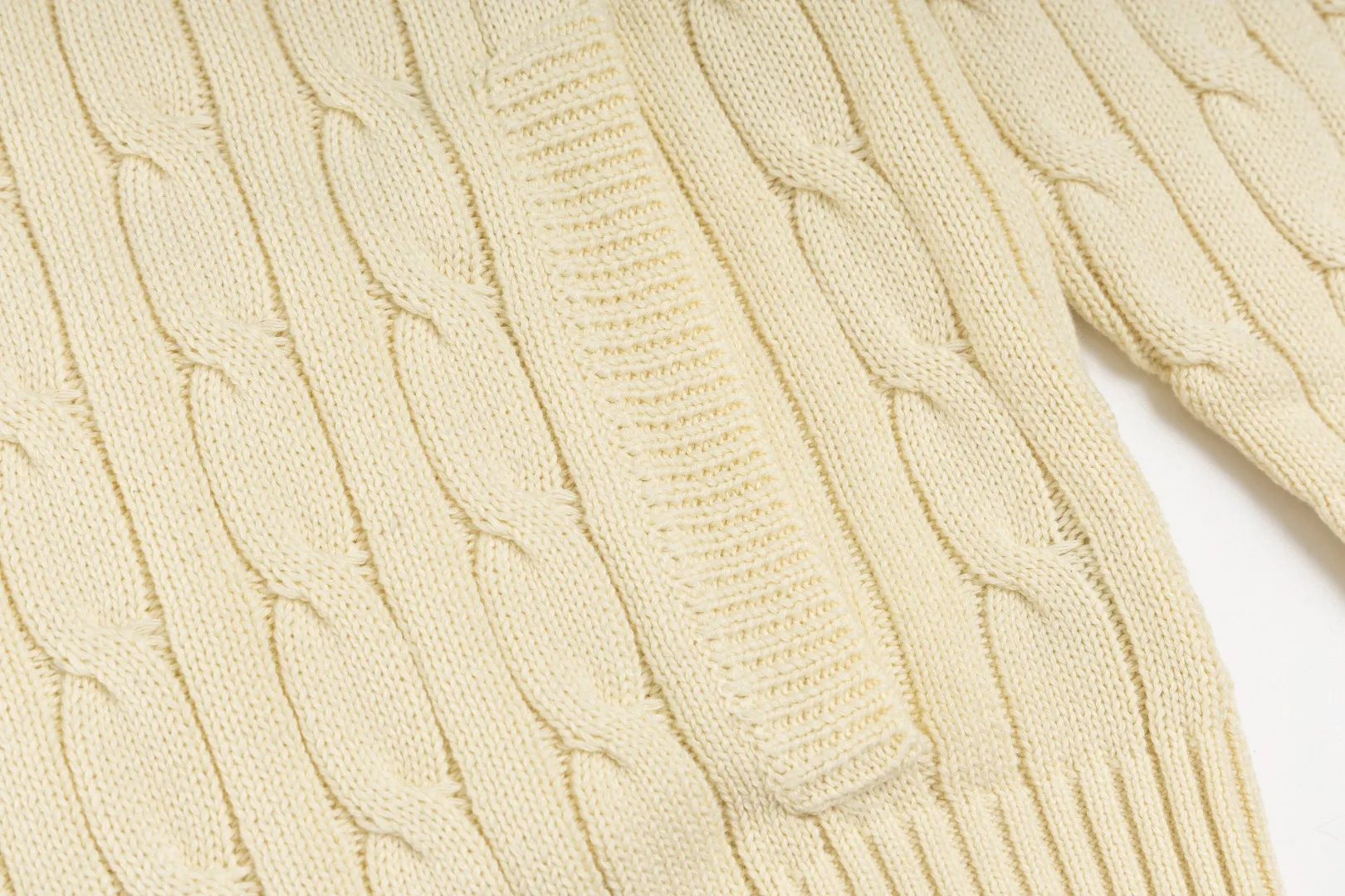 P260 #R98 RALPH LAUREN Ralph Lauren nine-color classic small label embroidery logo full zipper knitted cable cardigan sweater, high-density LOGO embroidery on the chest, original customization of tag accessories. Made of pure cotton yarn, pure cotton is skin-friendly and comfortable, small label war horse embroidered twist zipper cardigan sweater 🐎 high quality, follow the blogger to learn how to wear it! Let’s buy a Ralph Lauren cable sweater. It’s a super hard-to-find series after it became popular. It’s hard to find one on the official website. It’s simple and practical to wear, with a lazy and loose feel. The thickened fabric has more texture, feels soft and delicate, and has a loose fit. Whether worn alone or layered, you can wear different styles of fashion with just one piece!   Size：XS S M L